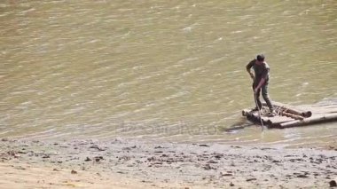 Hintli adam büyük ahşap salda yelken