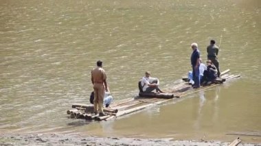 turistlerin büyük ahşap salda yelken