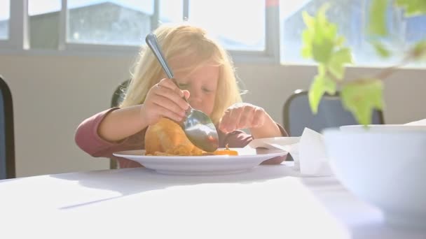 Маленькая девочка завтракает — стоковое видео