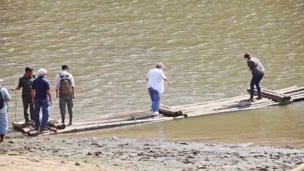 Turistas navegando en una gran balsa de madera — Vídeos de Stock