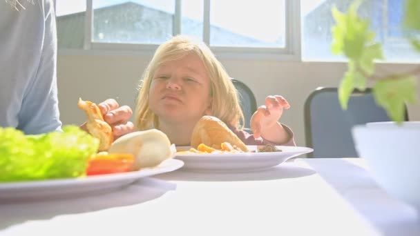 Маленькая девочка завтракает — стоковое видео
