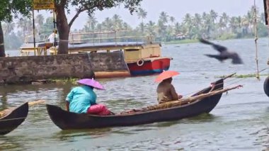 kahverengi ahşap yüzen ev