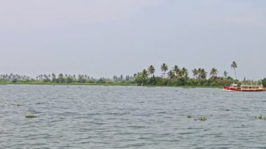 Turist tekne yelken Wide Nehri boyunca