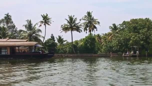 Casa flotante de madera marrón — Vídeos de Stock