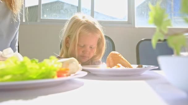 Klein meisje ontbijten — Stockvideo