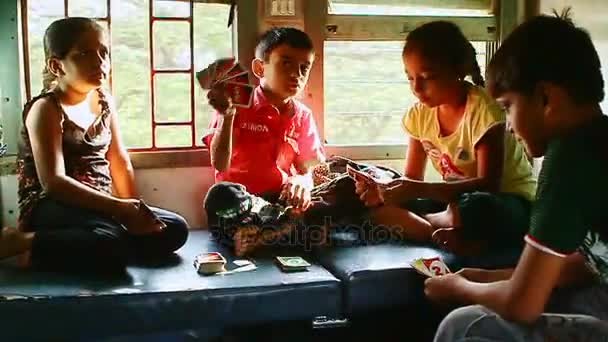 印度儿童玩扑克牌 — 图库视频影像