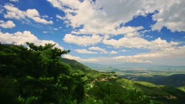 tepeler arasında güzel yeşil vadi