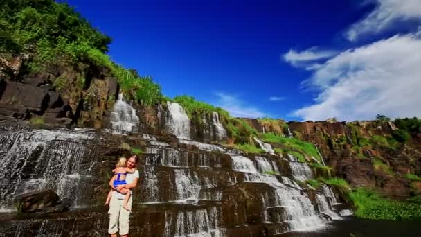 Мать с дочерью возле водопада Понгур — стоковое видео