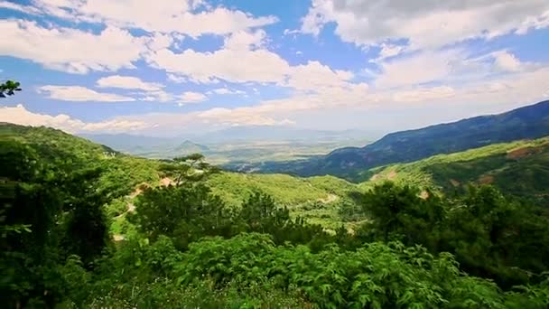 Hermoso valle verde entre colinas — Vídeos de Stock