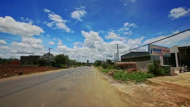 Telecamera che si muove lungo il villaggio rurale — Video Stock