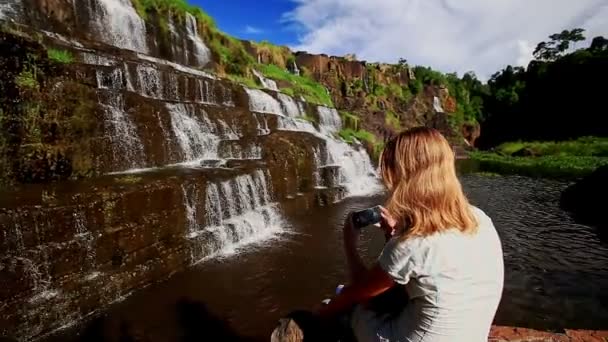 Mor med dotter nära vattenfallet vid Pongour — Stockvideo