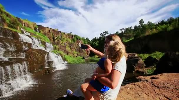 Mor med dotter att göra selfie — Stockvideo