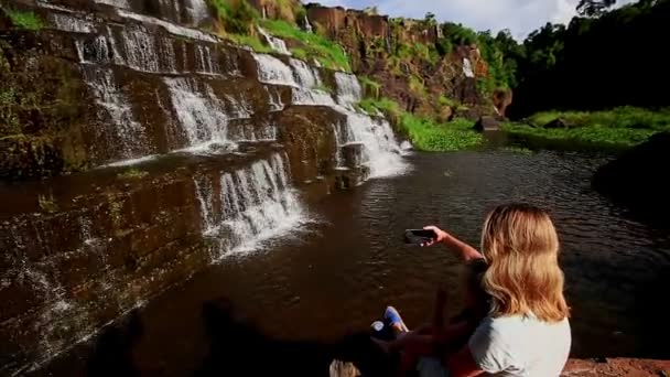 Mutter mit Tochter nahe Wasserfall von Pongour — Stockvideo