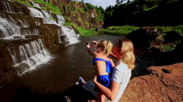 Matka s dcerou poblíž vodopád řada dalších — Stock video