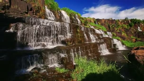 Schöner Wasserfall von Pongour — Stockvideo