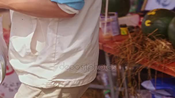 Ember magában hordozza a görögdinnye műanyag zsákban — Stock videók