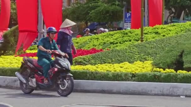 Skotrar cyklar trafikerar i vietnamesiska staden — Stockvideo