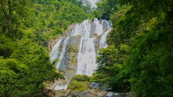Vodopád mezi skalami lesnictví spadá do rybníka — Stock video
