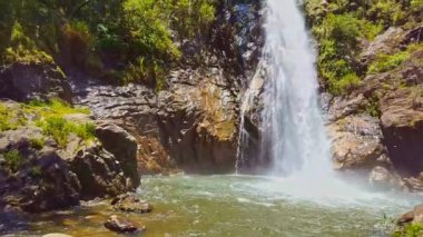 şelale orman kayalar arasında su birikintisi içine düşüyor