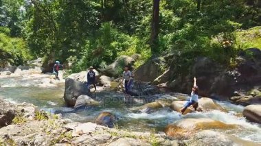 dağ nehir taşları üzerinde insanlar oturup