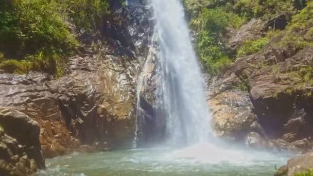 Waterfall makes splashes on pond surface — Stock Video