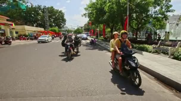 Killen på motorcykel bär på vagn hög av däck — Stockvideo