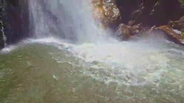 Vodopád je šplouchá na povrchu rybník — Stock video