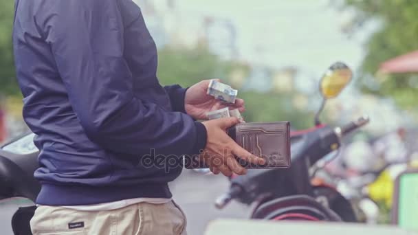 Homme donne de l'argent au vendeur et prend acheté pastèque — Video