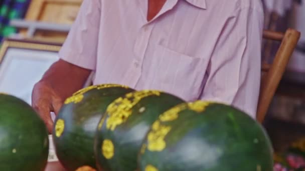 Man geeft wijzigen aan klant voor gekochte watermeloen — Stockvideo