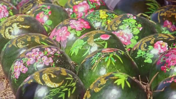 pastèques décorées avec des peintures au marché 