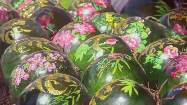 pastèques décorées avec des peintures au marché 