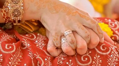 yeni evliler Birleşik eller alyans parmakları ile