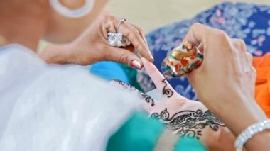 Hintli kız ana çiçek desenleri parmaklar çizer.