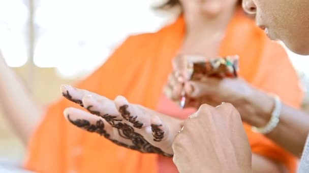Chica maestro aplica tatuaje en chica mano — Vídeos de Stock
