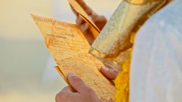 Jeunes mariés tiennent des feuilles avec des vœux dans les mains — Video