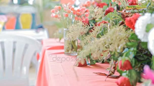 Blumen und Tischdecke bei traditioneller indischer Trauung