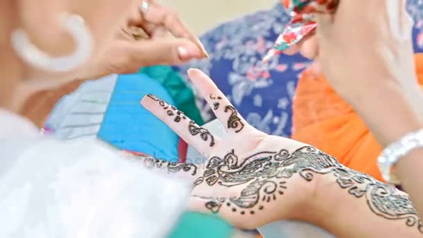 Indisk flicka master ritar blommönster på fingrar — Stockvideo