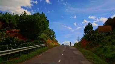 çimenlerin üzerinde yol arasında dağlık manzara kenarı ile yolda hareket 