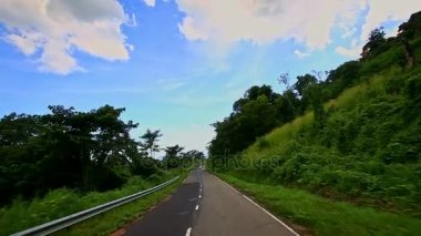 çimenlerin üzerinde yol arasında dağlık manzara kenarı ile yolda hareket 