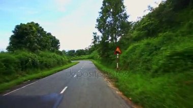 çimenlerin üzerinde yol arasında dağlık manzara kenarı ile yolda hareket 