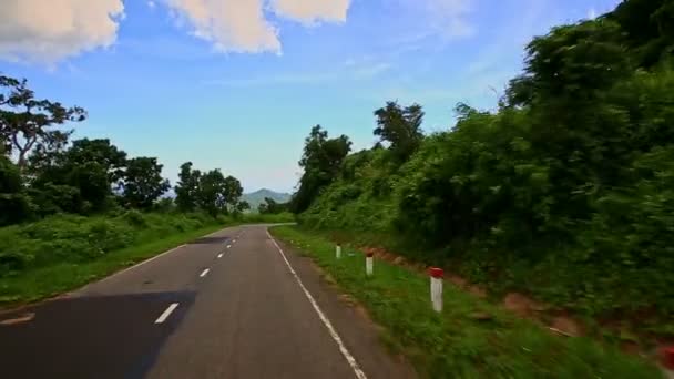 Motion vägen med gräs på vägarna bland kuperade landskapet — Stockvideo