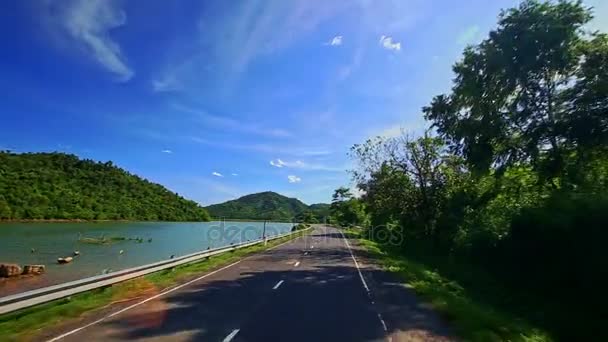 Estrada rural com barreiras metálicas — Vídeo de Stock