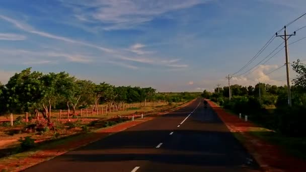 Route de campagne avec barrières métalliques — Video