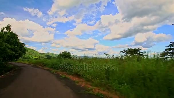 丘陵地の風景の中で田舎道 — ストック動画