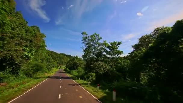 Сельская дорога с металлическими барьерами — стоковое видео