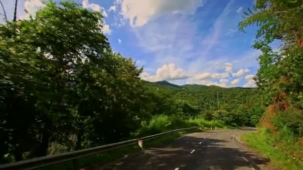 Carretera rural con barreras metálicas — Vídeos de Stock