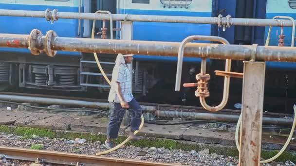 Pracownik rozłącza z tworzyw sztucznych rury wody z pociągu — Wideo stockowe
