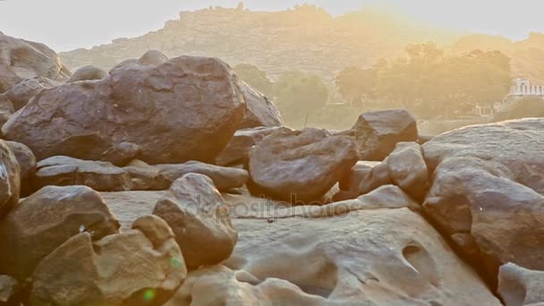 Steilufer mit großen Felsen und kleinem Bach — Stockvideo