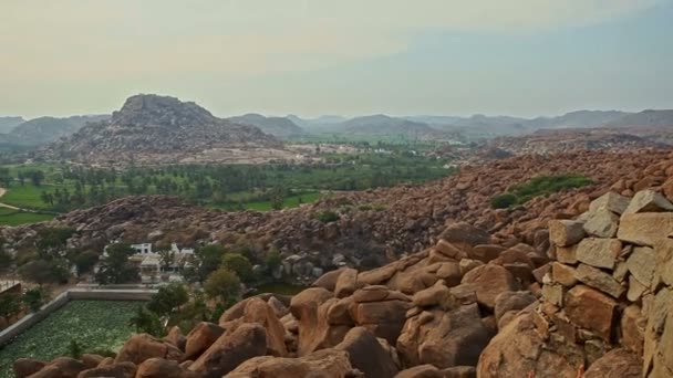 Panorama del valle de piedras con prados y río montañoso — Vídeo de stock