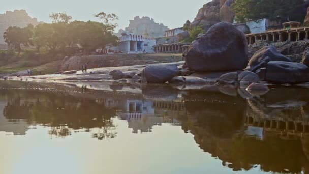 Vue de la rivière tranquille à la ville indienne — Video